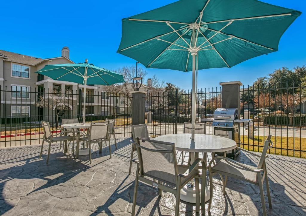 La Quinta Inn & Suites DFW West-Glade-Parks photo