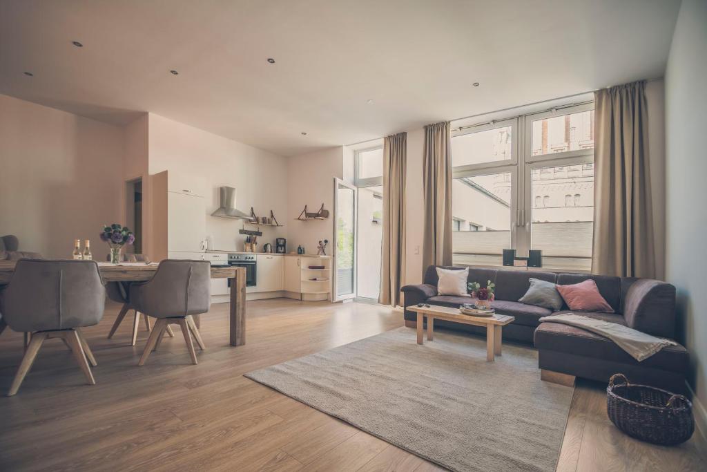 a living room with a couch and a table at Stadtblick in Lüneburg