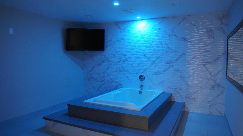 Sea Breeze Inn - LAX Airport, Los Angeles - King Suite With Spa Bath