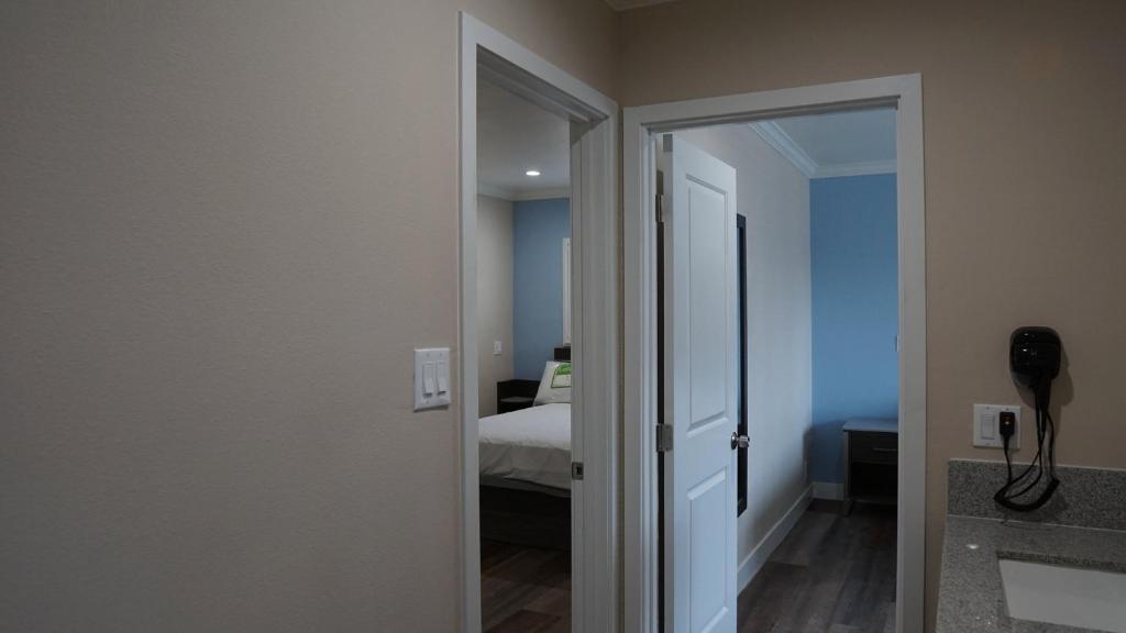 Sea Breeze Inn - LAX Airport, Los Angeles - Two-Bedroom Suite