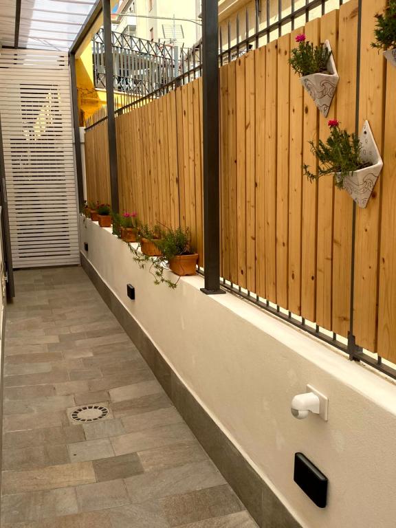 balkon z roślinami doniczkowymi na drewnianym płocie w obiekcie casa vacanze Sleep Art w mieście Palermo