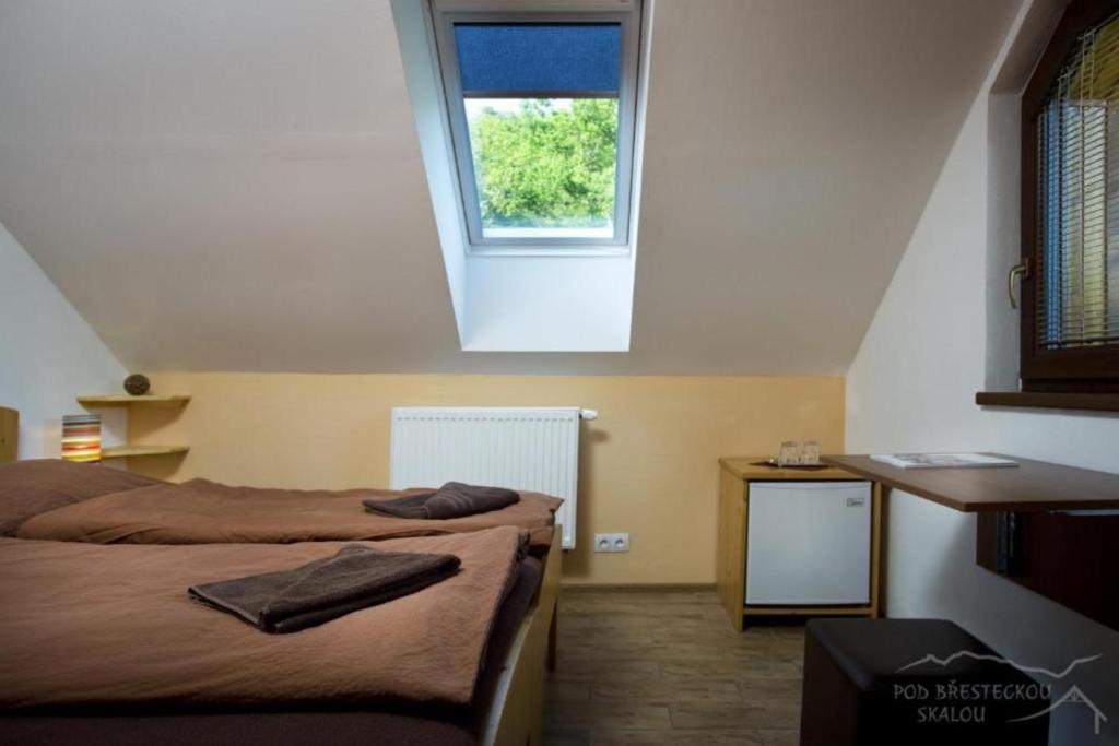 Postel nebo postele na pokoji v ubytování Pod Břesteckou skalou