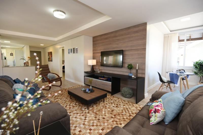 uma sala de estar com um sofá e uma televisão em APTO DE LUXO, 3 SUITES, 1 MASTER E 2 AMERICANAS, CENTRO 300mtos RUA COBERTA, GRAMADO em Gramado
