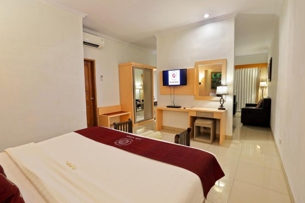 Postel nebo postele na pokoji v ubytování Puri Saron Hotel Seminyak