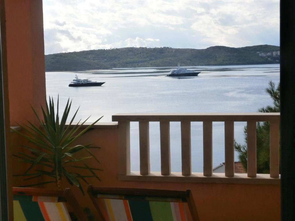 Dos barcos en el agua con vistas desde un balcón en Villa Tonina, en Trogir