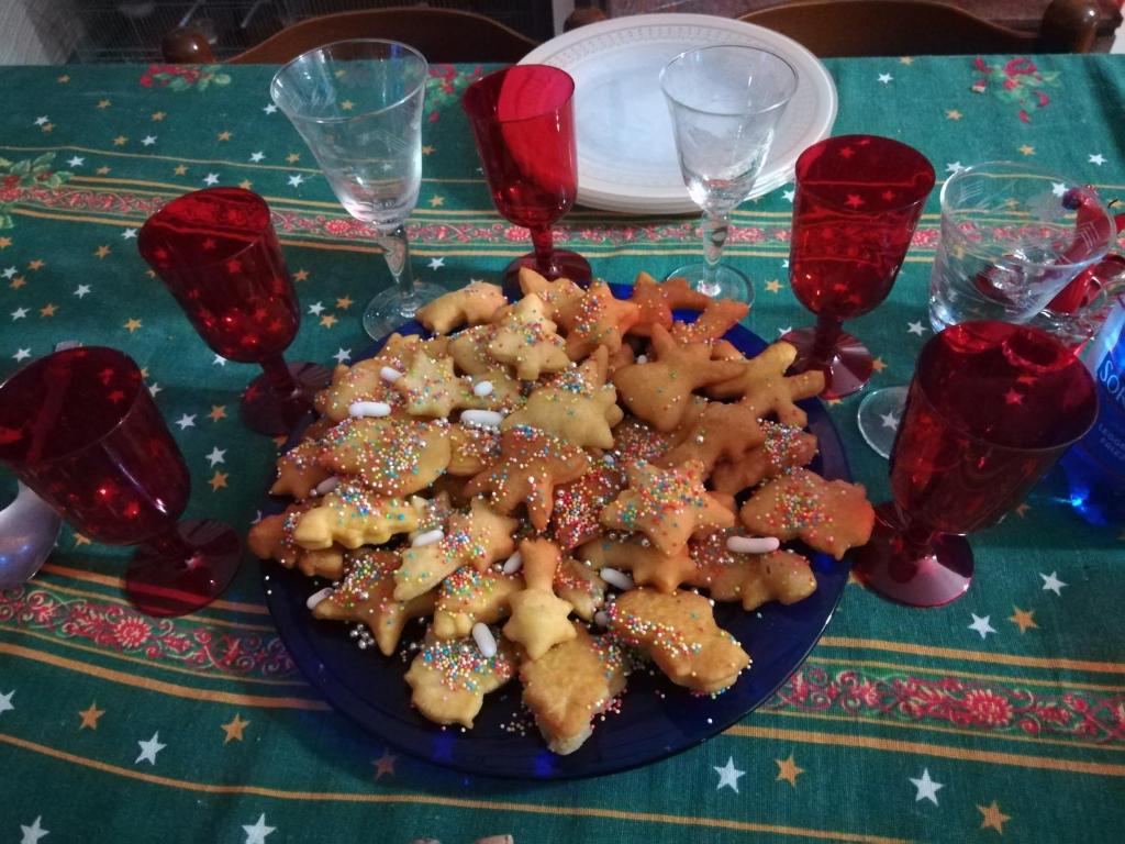 een bord eten op een kersttafel bij Rubilia Rooms Pompei in Torre Annunziata