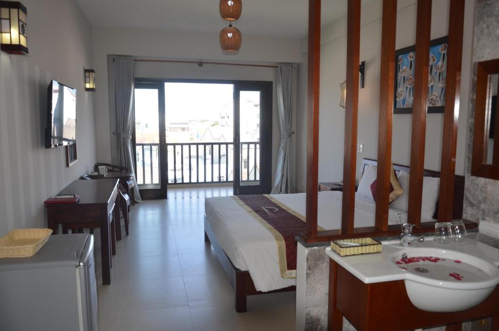 Postel nebo postele na pokoji v ubytování Sunshine Hoian Hotel