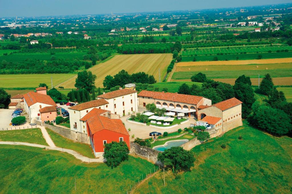 una vista aerea di una grande casa in un campo di Villa San Biagio a Mason Vicento