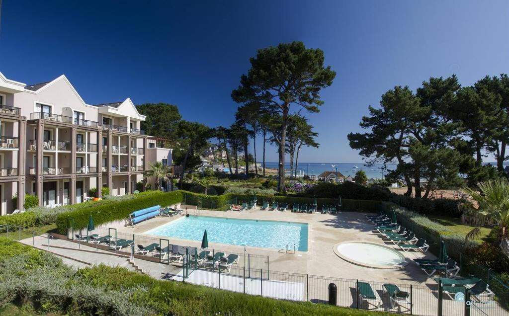 un complexe avec une piscine et un complexe dans l'établissement Residence l Archipel, à Perros-Guirec