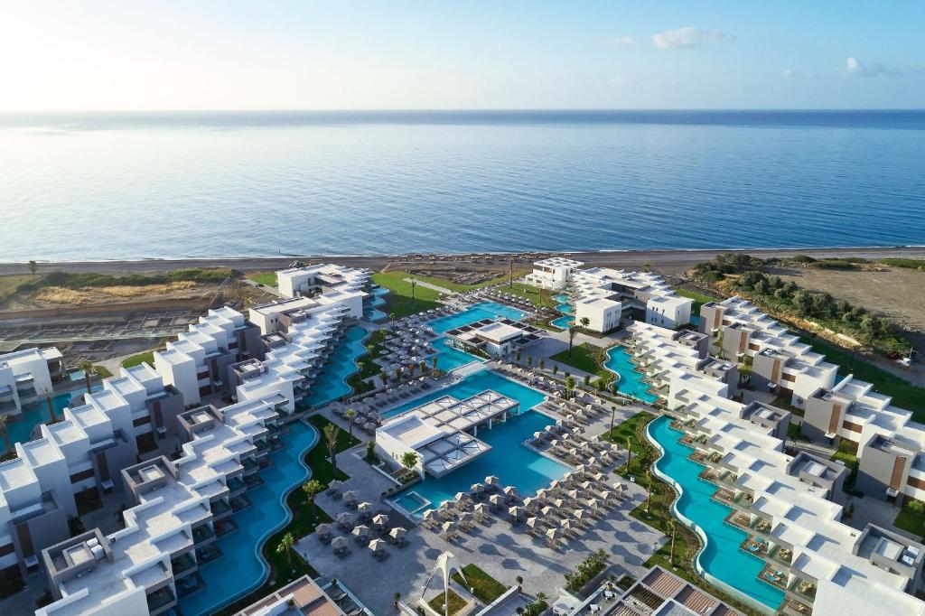 una vista aérea de un complejo junto al agua en Atlantica Dreams Resort, en Gennadi