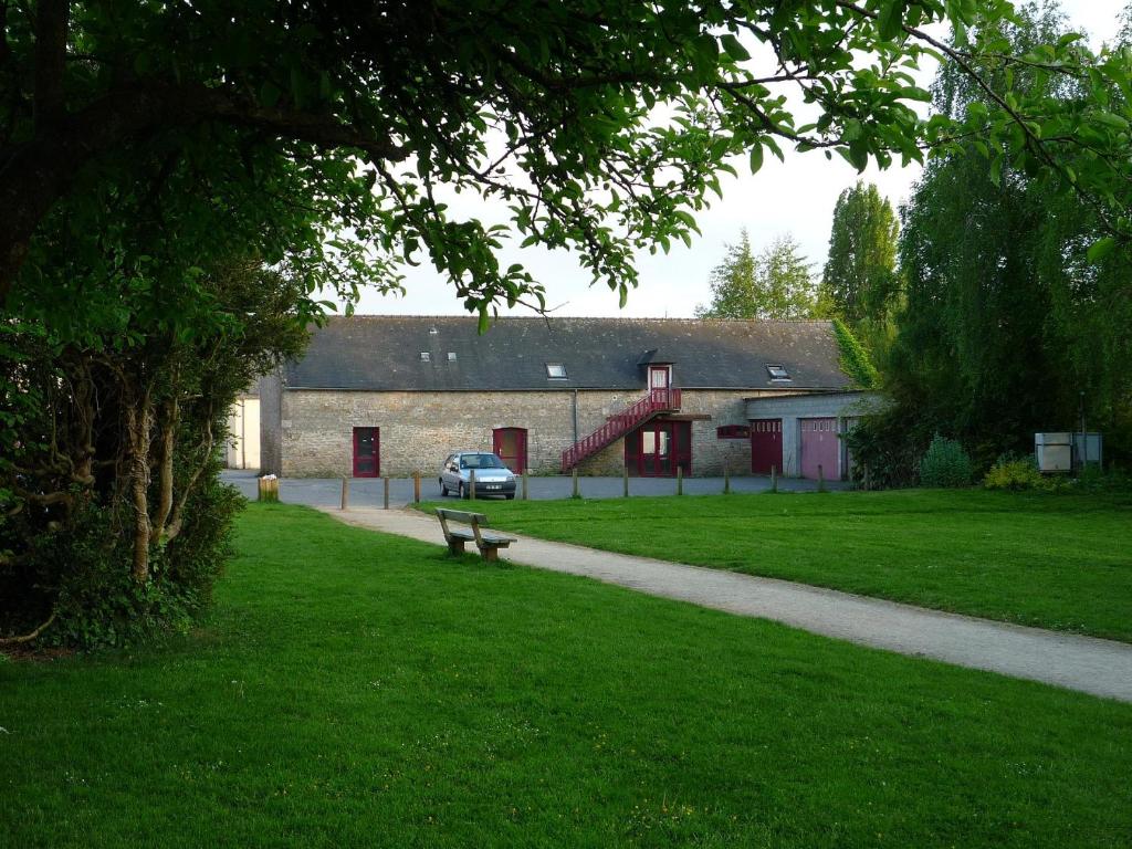 un parque con un coche aparcado frente a un edificio en Auberge de Jeunesse HI Pontivy, en Pontivy