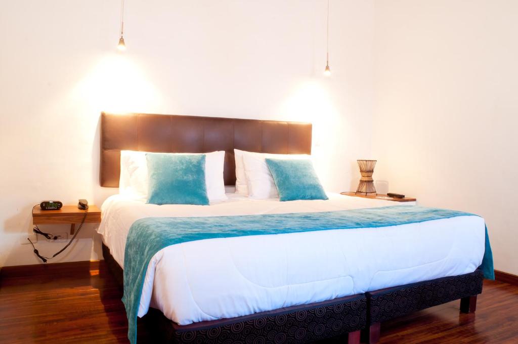 Postel nebo postele na pokoji v ubytování Hotel Casona Usaquen