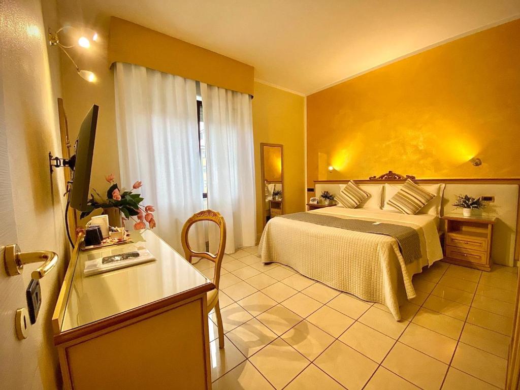 um quarto de hotel com uma cama e uma mesa em Piccolo Hotel Nogara em Nogara