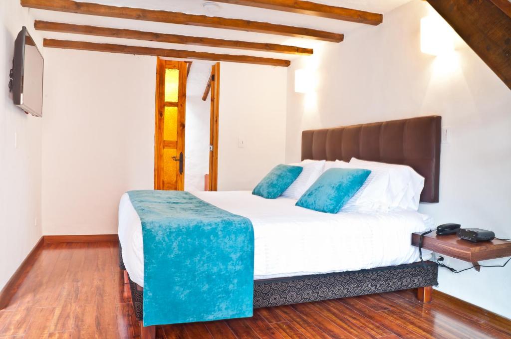 Postel nebo postele na pokoji v ubytování Hotel Casona Usaquen