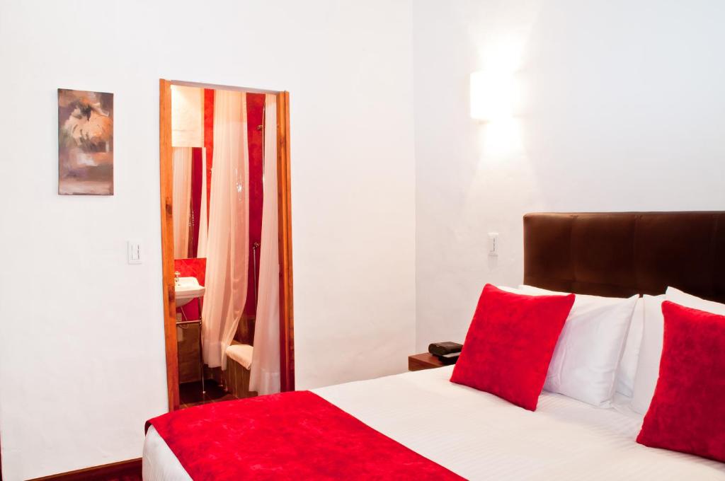 Postel nebo postele na pokoji v ubytování Hotel Casona Usaquen