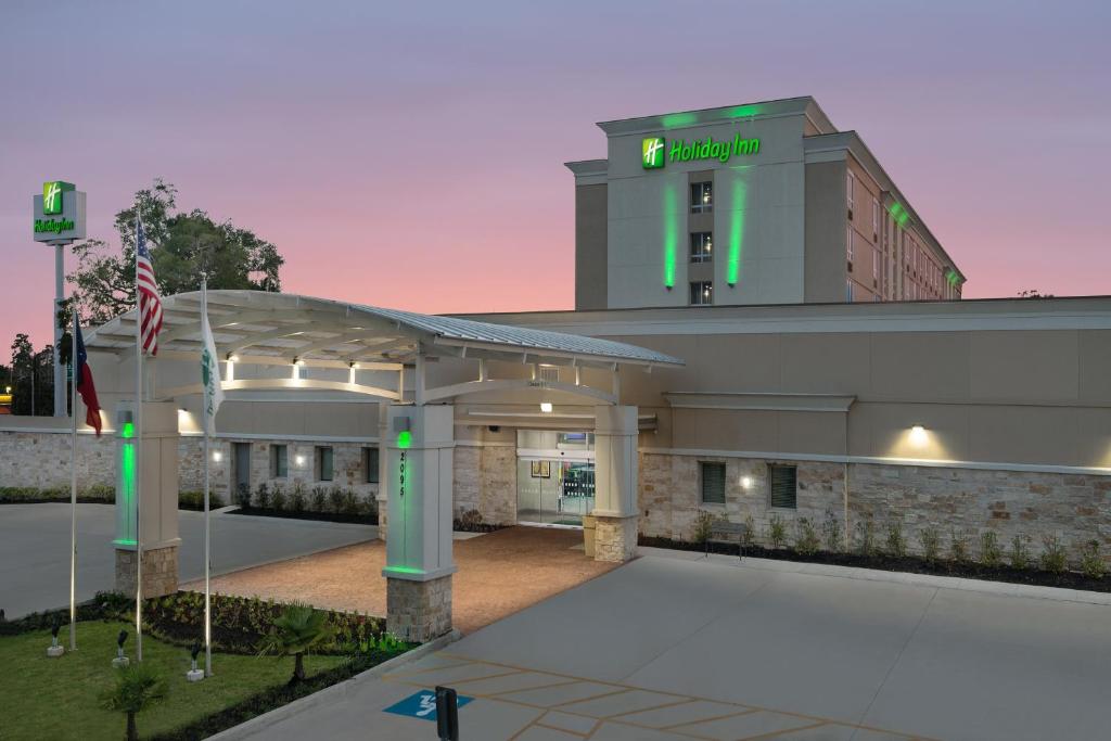 un edificio con una cancha de baloncesto delante en Holiday Inn - Beaumont East-Medical Ctr Area by IHG, en Beaumont