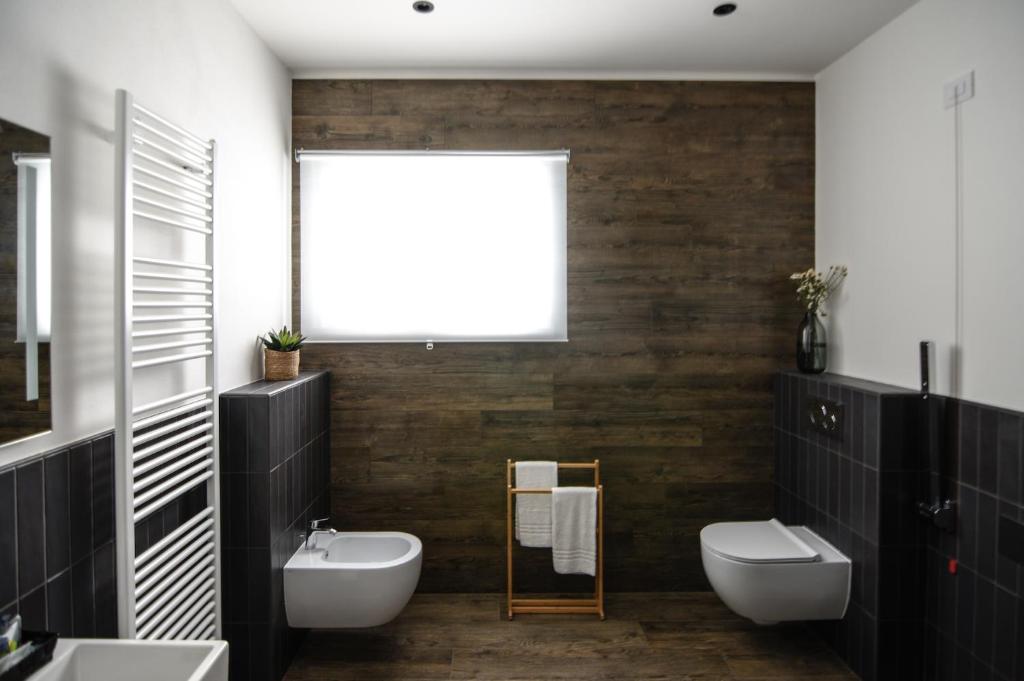 a bathroom with two sinks and two toilets at Locanda Il Carugio in Corniglia