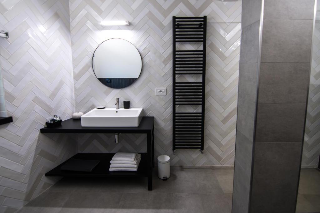 a bathroom with a sink and a mirror at Locanda Il Carugio in Corniglia