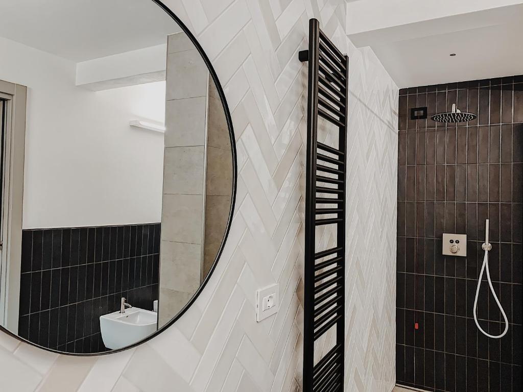 a bathroom with a round mirror and a sink at Locanda Il Carugio in Corniglia