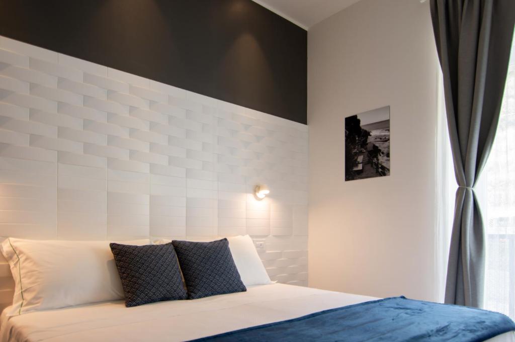 a bedroom with a bed with a black and white wall at Locanda Il Carugio in Corniglia