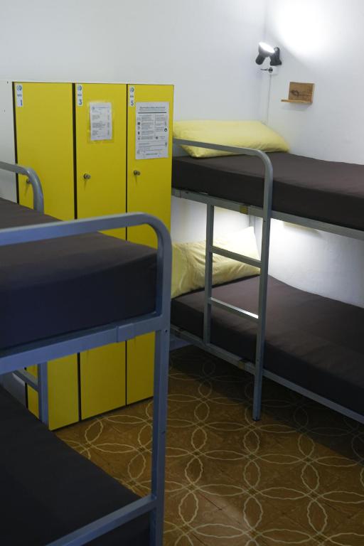 Palanda nebo palandy na pokoji v ubytování Mana Mana Youth Hostel