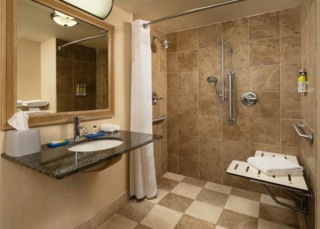 Holiday Inn Express at Monterey Bay, an IHG Hotel - Habitación Doble Con Rollo En La Ducha - No Fumadores