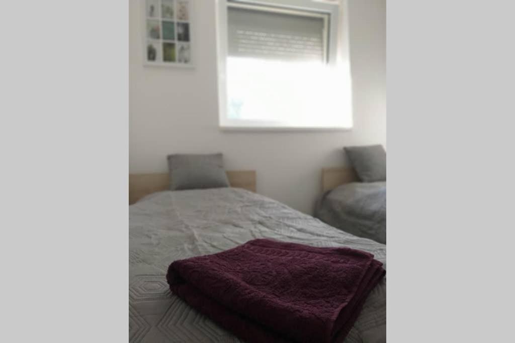Posteľ alebo postele v izbe v ubytovaní Tölgyerdő Apartman