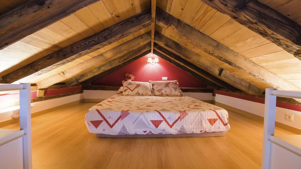 1 dormitorio con 1 cama grande en el ático en El oasis de la judería, en Toledo