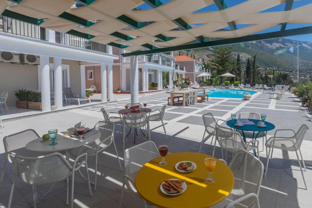 Bazén v ubytování Garbis Villas & Apartments nebo v jeho okolí