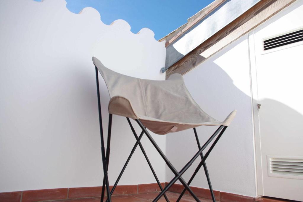 una silla plegable delante de una pared en Can Girmas Casa de Turisme rural Navata, en Navata