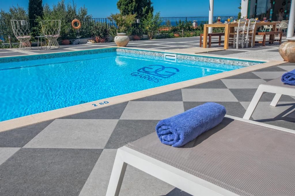 Bazén v ubytování Garbis Villas & Apartments nebo v jeho okolí