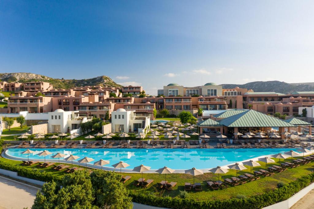 una vista aérea de una piscina del complejo con sombrillas en Atlantica Belvedere Resort - Adults Only, en Kardamaina