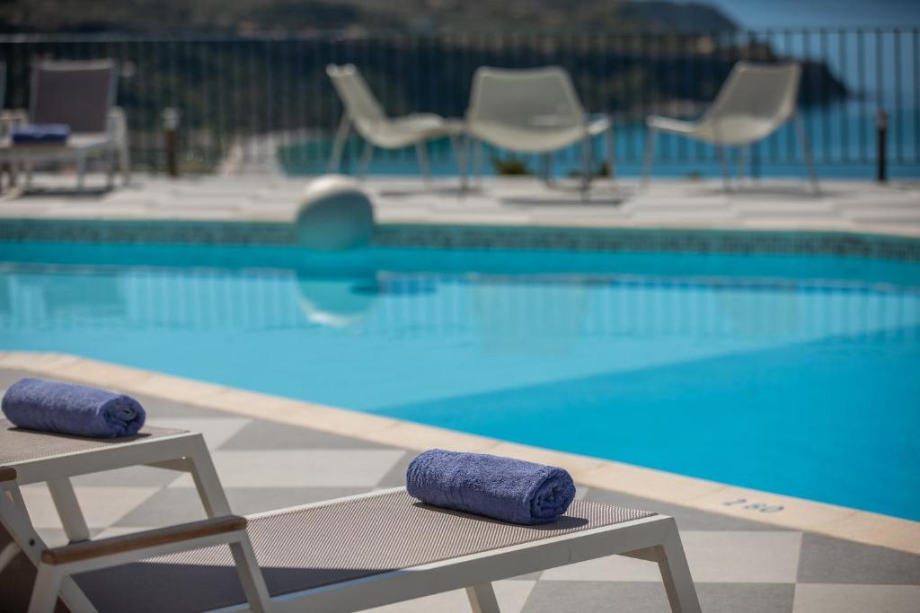 Bazén v ubytování Garbis Villas & Apartments nebo v jeho okolí