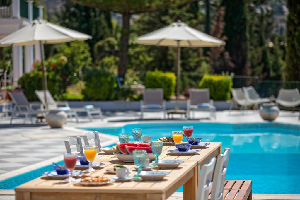 Bazén v ubytování Garbis Villas & Apartments nebo v jeho okolí
