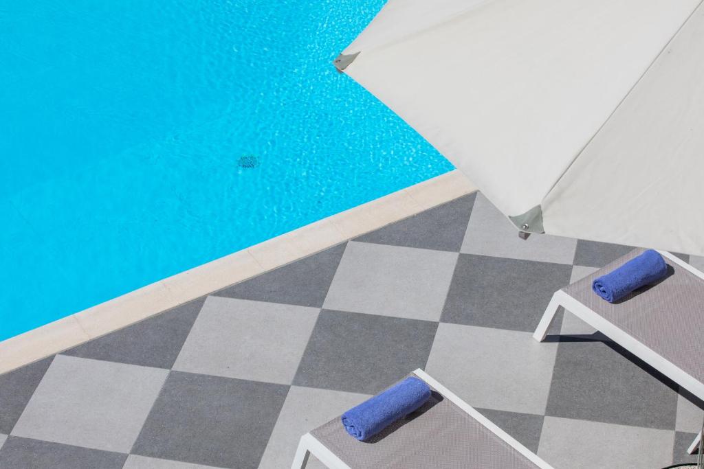 Bazén v ubytování Garbis Villas & Apartments nebo v jeho okolí
