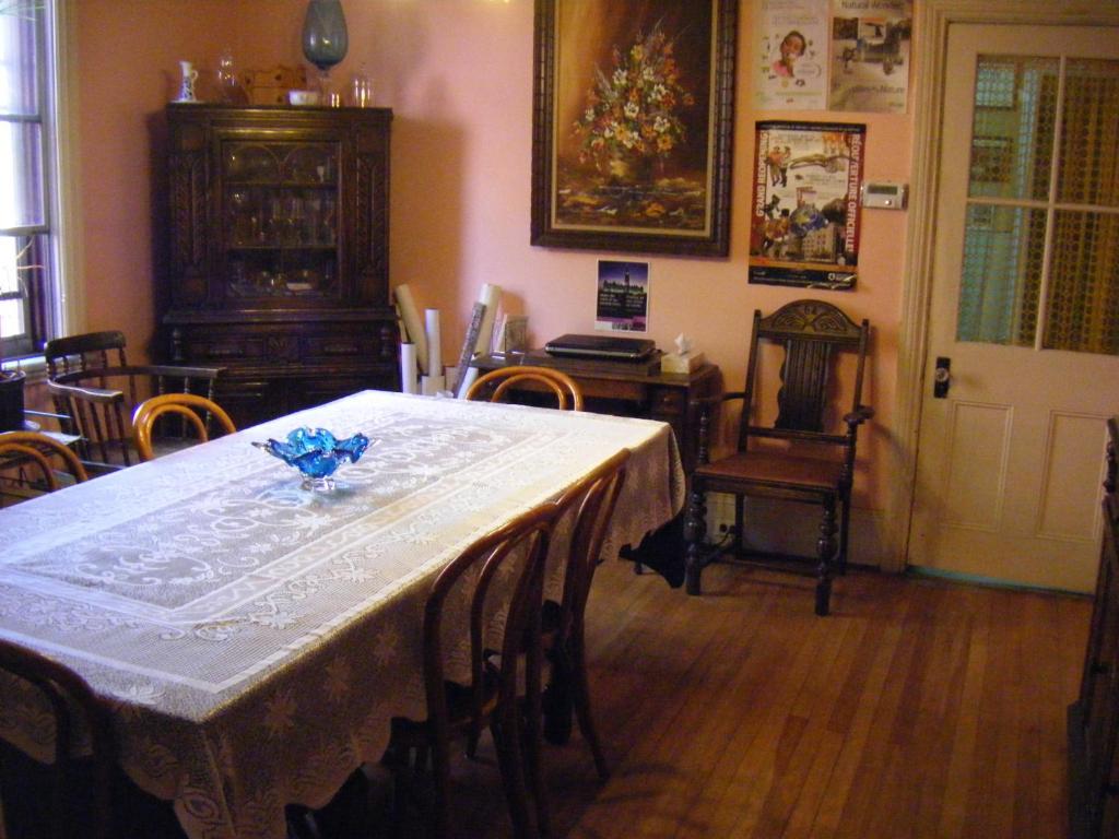 a dining room with a white table and chairs at Auberge des Arts Bed and Breakfast in Ottawa