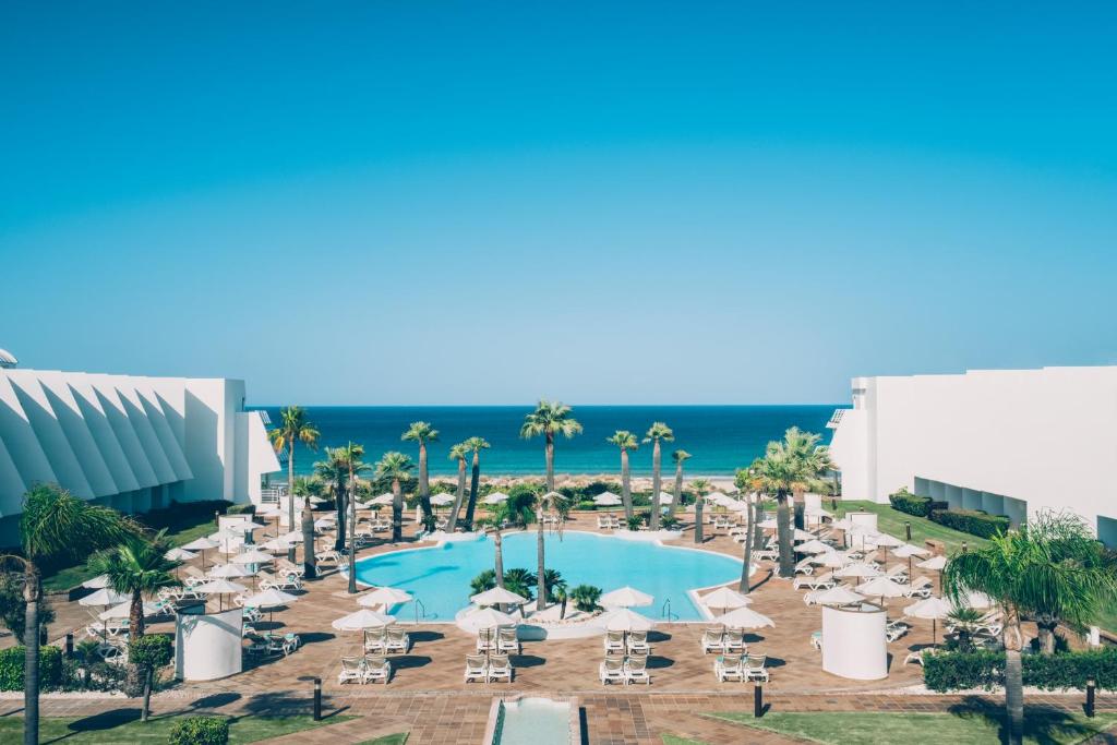 - une image de la piscine du complexe dans l'établissement Iberostar Royal Andalus, à Chiclana de la Frontera