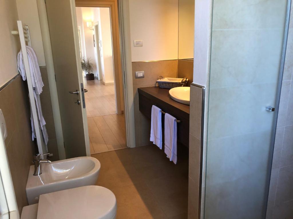 łazienka z toaletą i umywalką w obiekcie Villa degli Ulivi w mieście Toscolano Maderno