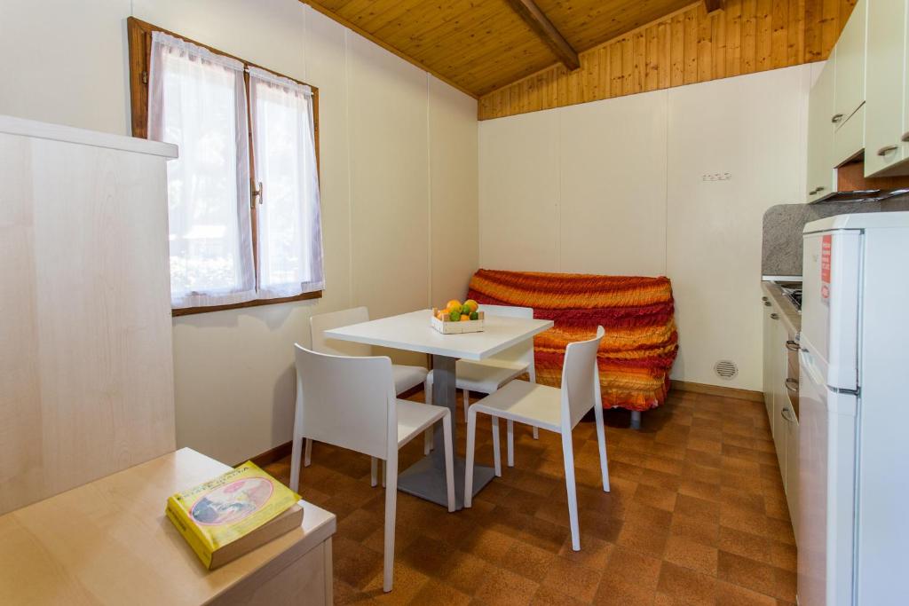 A kitchen or kitchenette at Club del Sole Marina Romea Easy Camping Village