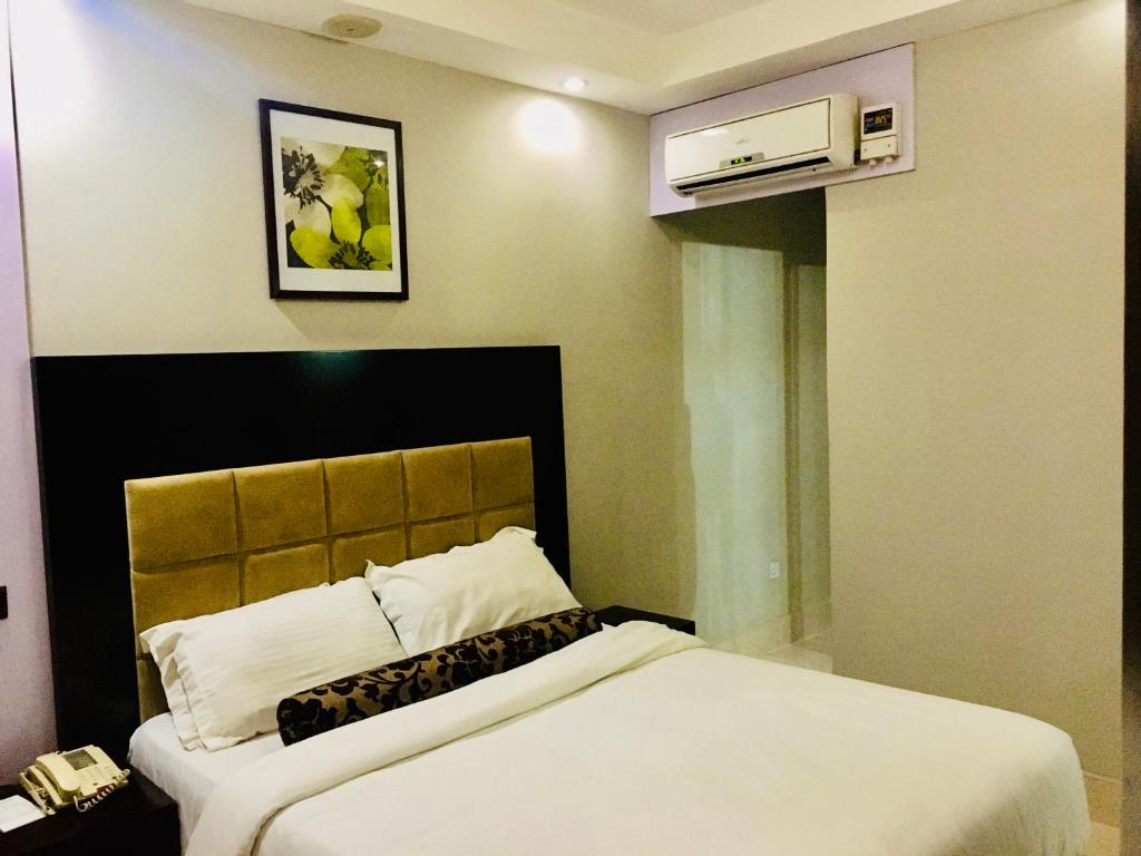 Postel nebo postele na pokoji v ubytování BW Starfire Hotel