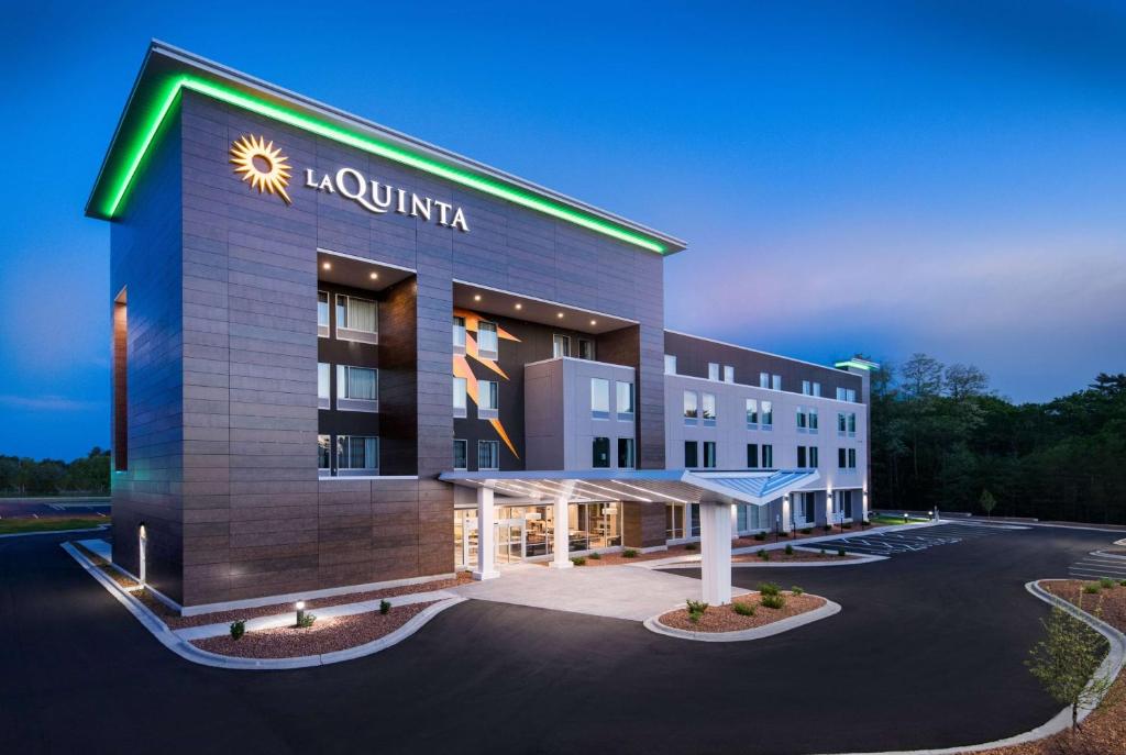 uma representação de um hotel com um edifício em La Quinta Inn & Suites by Wyndham Wisconsin Dells- Lake Delton em Wisconsin Dells