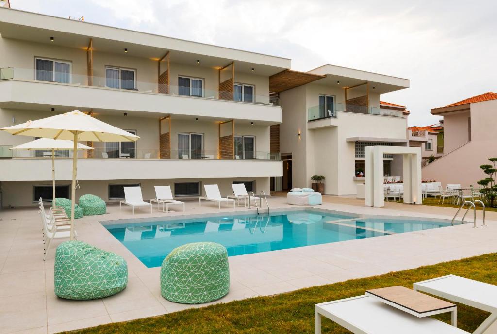 una imagen de un hotel con piscina en Motivo Thassos en Skála Potamiás