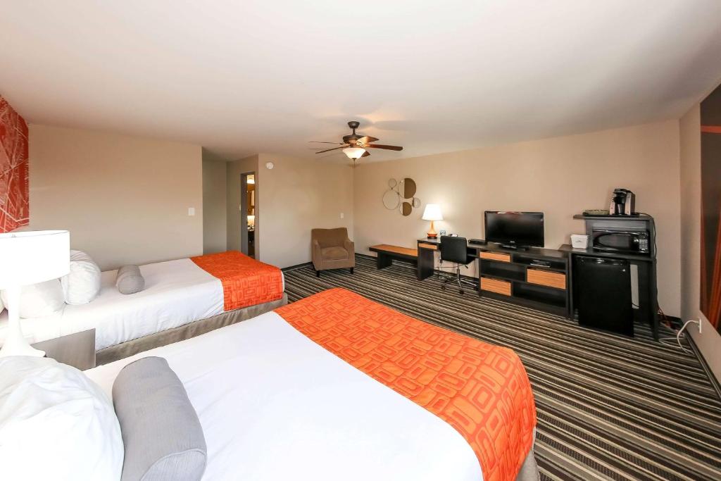 Una cama o camas en una habitación de Howard Johnson by Wyndham Winnipeg West