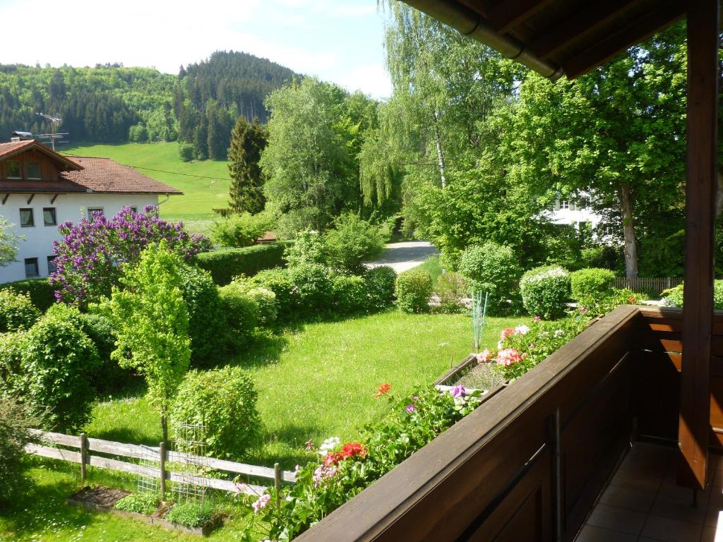 Blick auf den Garten vom Balkon eines Hauses in der Unterkunft Gästehaus Böck in Roßhaupten