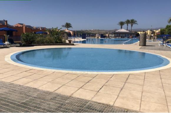 duży basen w środku ośrodka w obiekcie Villa Meloneras - Exclusive Chill Out w mieście San Bartolomé