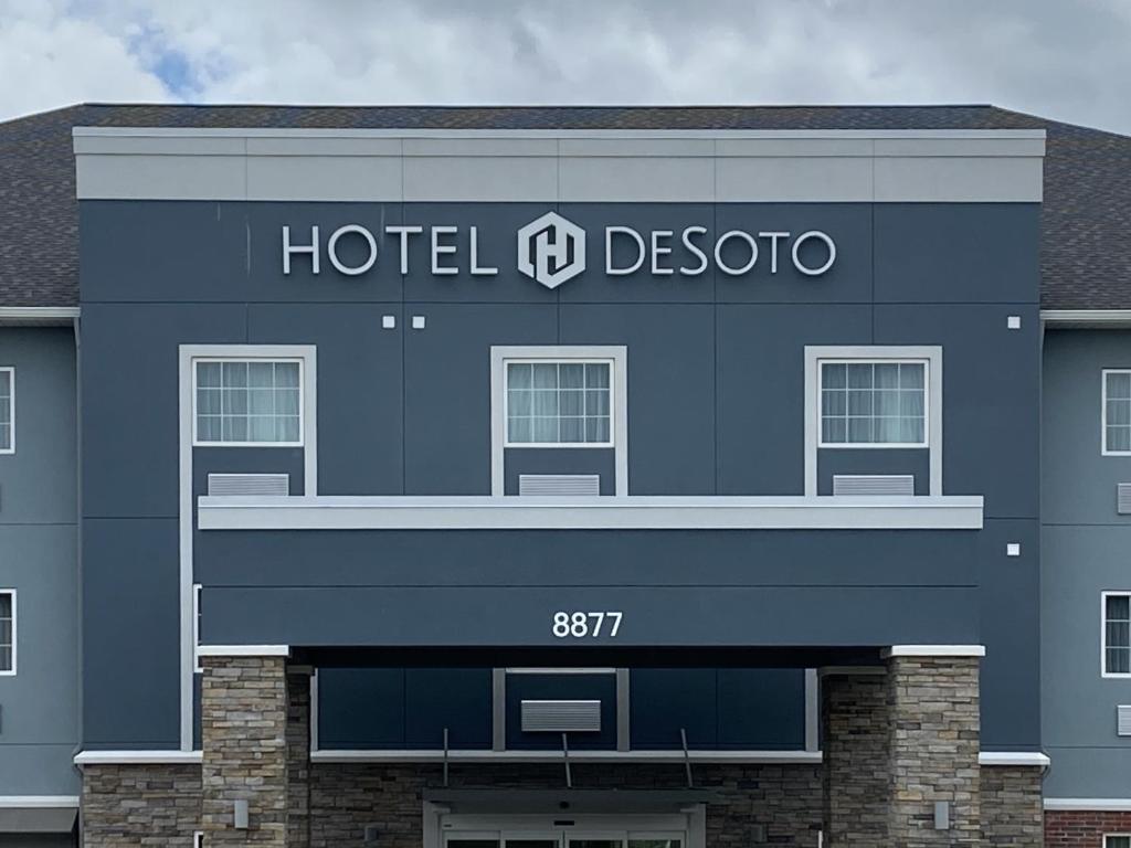 un panneau descripteur d'hôtel à l'avant d'un bâtiment dans l'établissement Hotel DeSoto, à Olive Branch