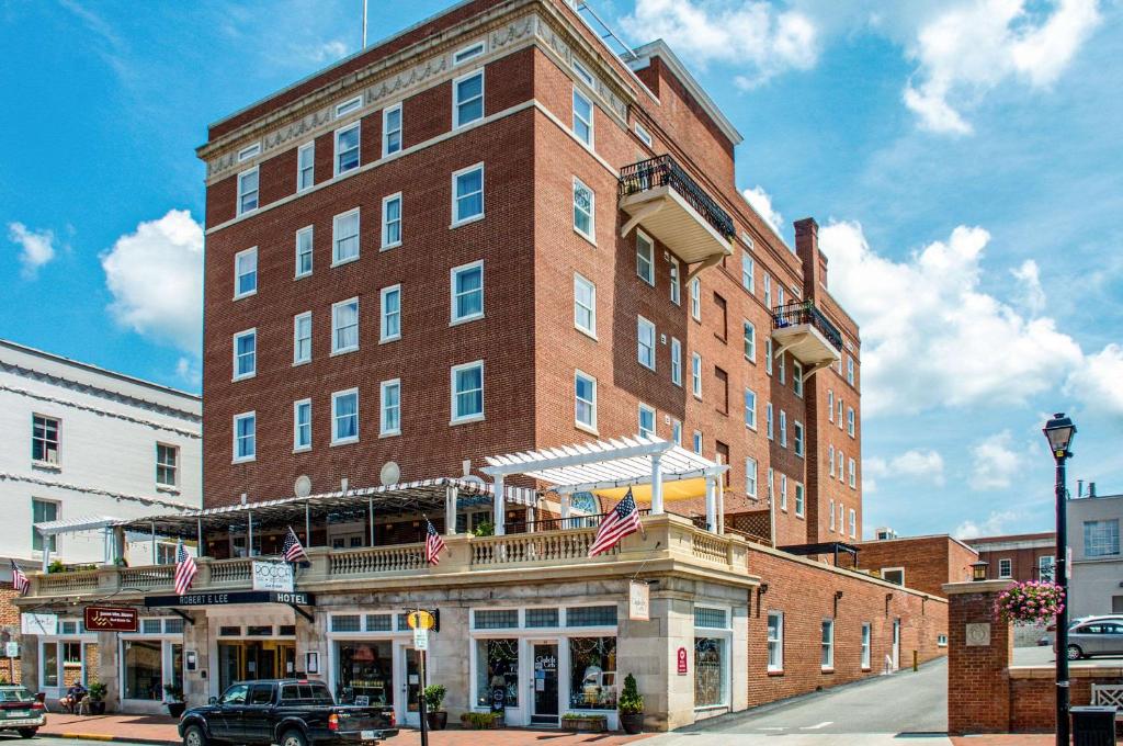 ein großes Backsteingebäude mit Balkon auf einer Straße in der Unterkunft The Gin Hotel, Ascend Hotel Collection in Lexington