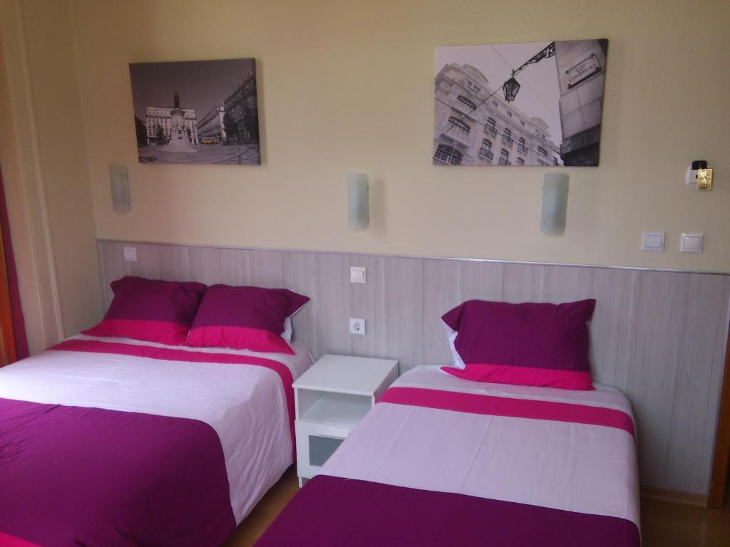 Ένα ή περισσότερα κρεβάτια σε δωμάτιο στο Pensao Estacao Central