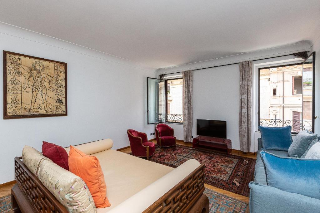 羅馬的住宿－Amazing New Penthouse with terrace Jewish Ghetto，客厅配有沙发、椅子和电视