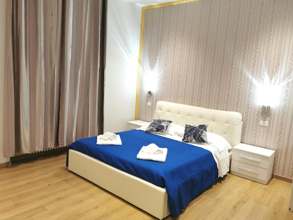 a bedroom with a bed with two towels on it at fiera camera in Verona